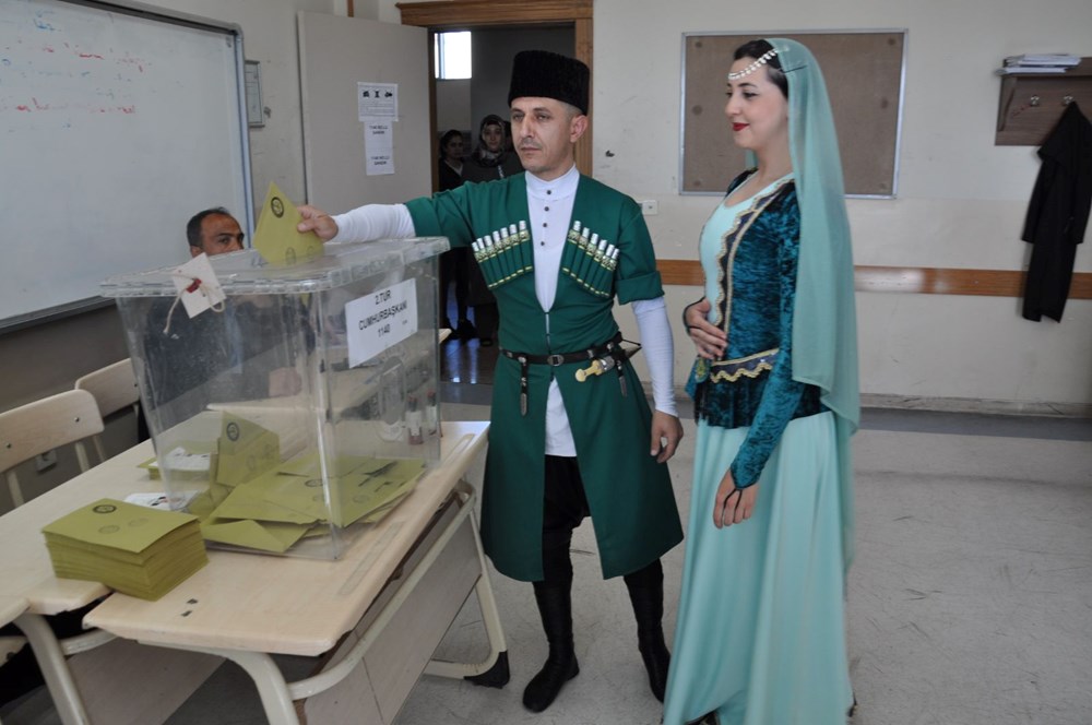 Sandık başından yansıyan ilginç kareler - 5