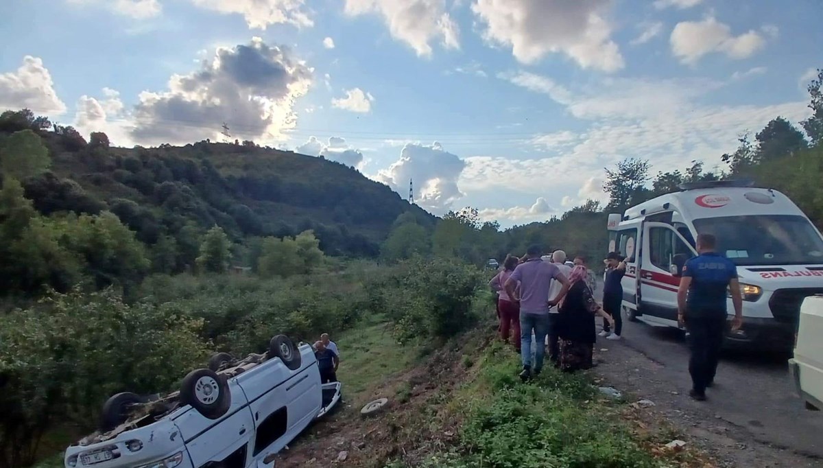 Alaplı'da hafif ticari araç takla attı: 2 yaralı