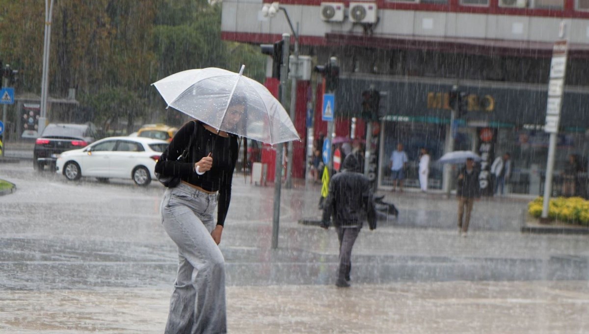 Sağanak yağış aniden bastırdı:  Meteoroloji'den fırtına uyarısı geldi