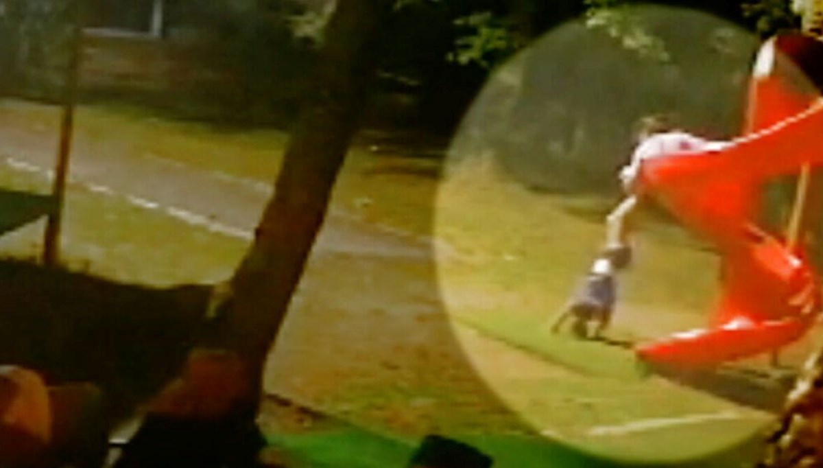 Kaydıraktan düşmek üzere olan çocuğu bir başka çocuk kurtardı Kaydıraktan düşmek üzere olan çocuğu bir başka çocuk kurtardı