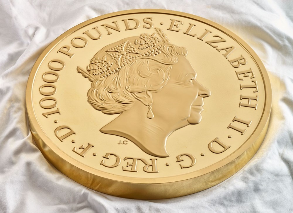 Kraliçe Elizabeth'in canavar figürlerini temsil eden madeni para - 3