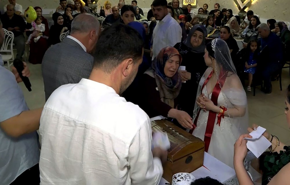 Davetsiz düğüne gitti, pasta yedi, takıları çaldı: "Paraları görünce dayanamadım" - 4