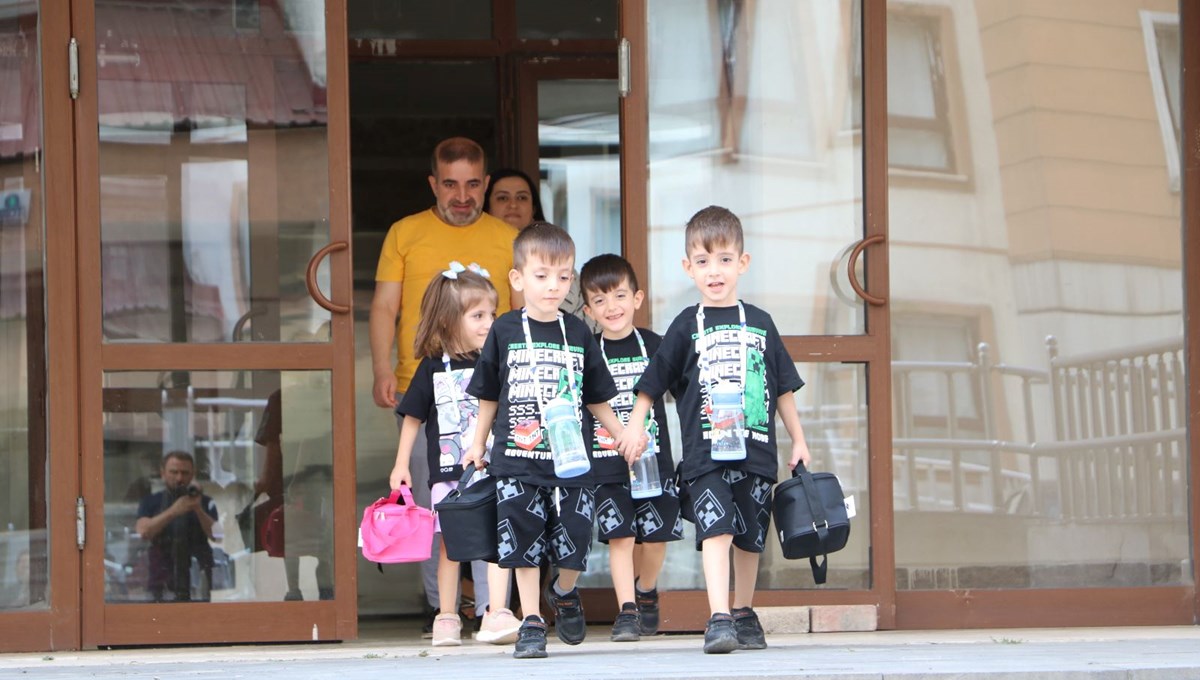 6 yıl sonra evlat hasretleri sonlanmıştı: Dördüzler okula başladı 6 yıl sonra evlat hasretleri sonlanmıştı: Dördüzler okula başladı