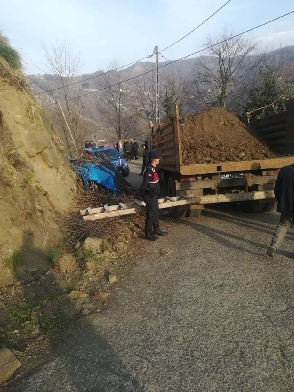 Trabzon’da yakacak toplarken geri manevra yapan kamyonun çarptığı kadın öldü - 1