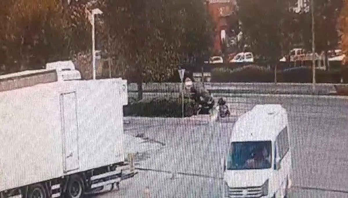 Yola dökülen yağı fark etmeyen motosiklet sürücüsü ölümden döndü Yola dökülen yağı fark etmeyen motosiklet sürücüsü ölümden döndü