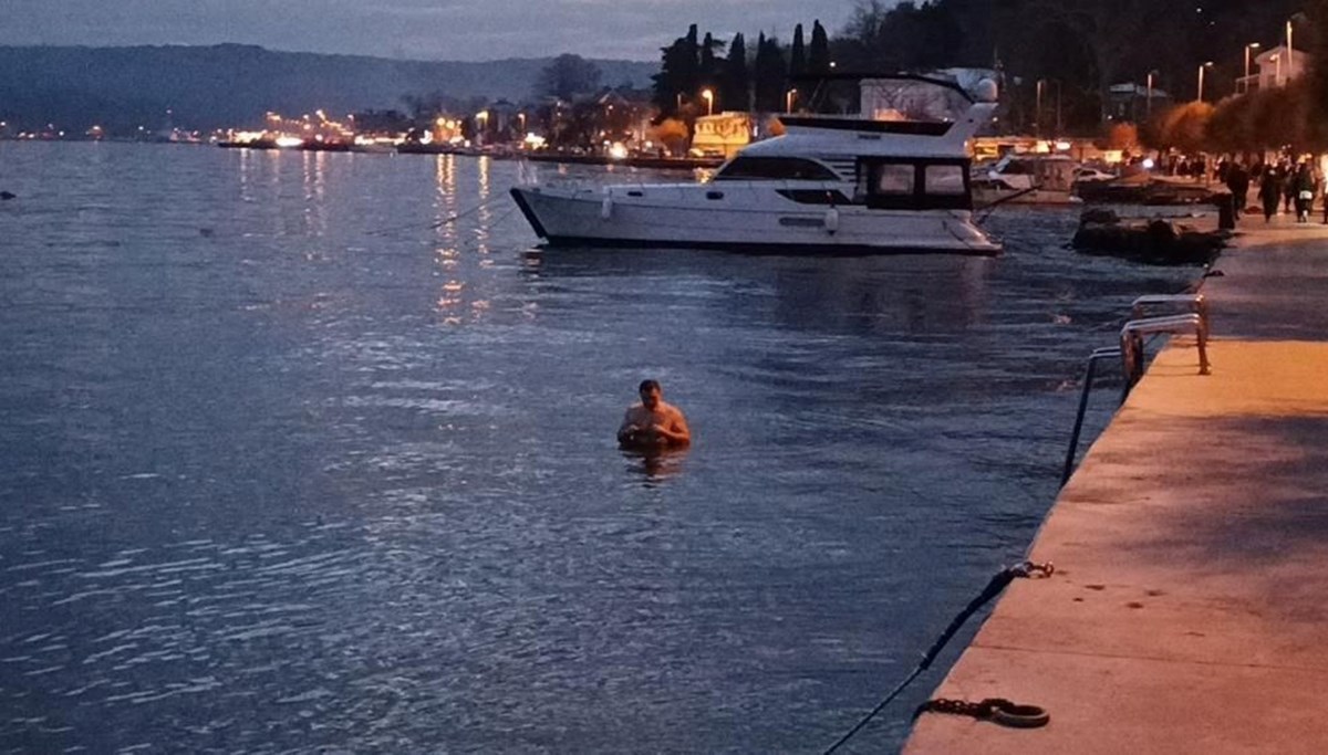 Sarıyer'de yılın son günü denize girdiler