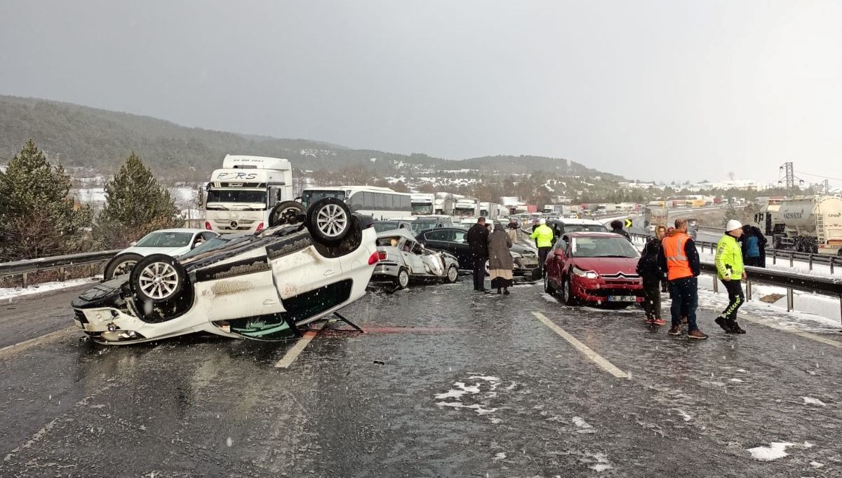 Bolu’da 12 aracın çarpıştığı zincirleme kaza: 2 yaralı