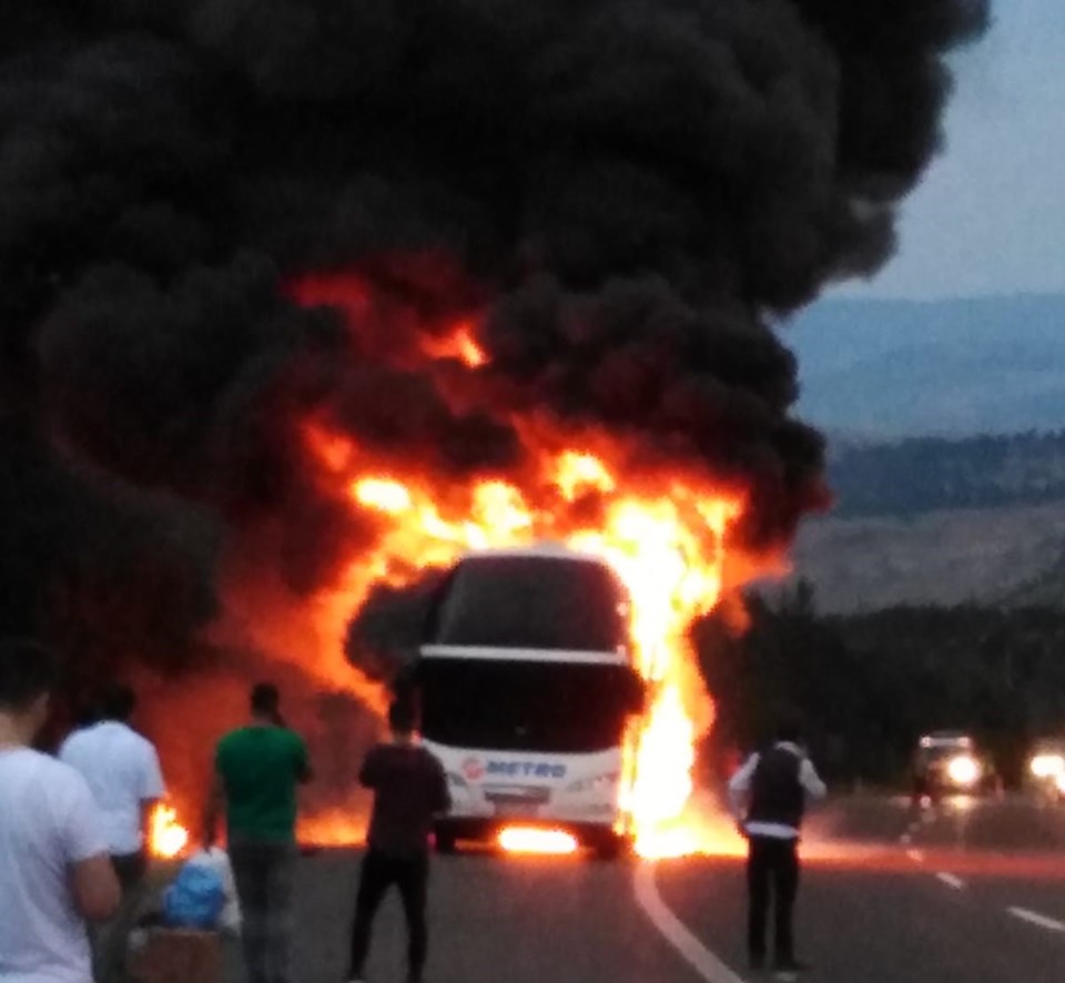 Seyir halindeki yolcu otobüsü yandı - 2