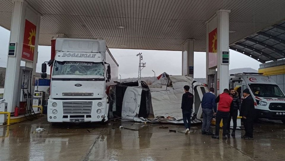 Takla atan minibüs akaryakıt istasyonuna girdi Takla atan minibüs akaryakıt istasyonuna girdi