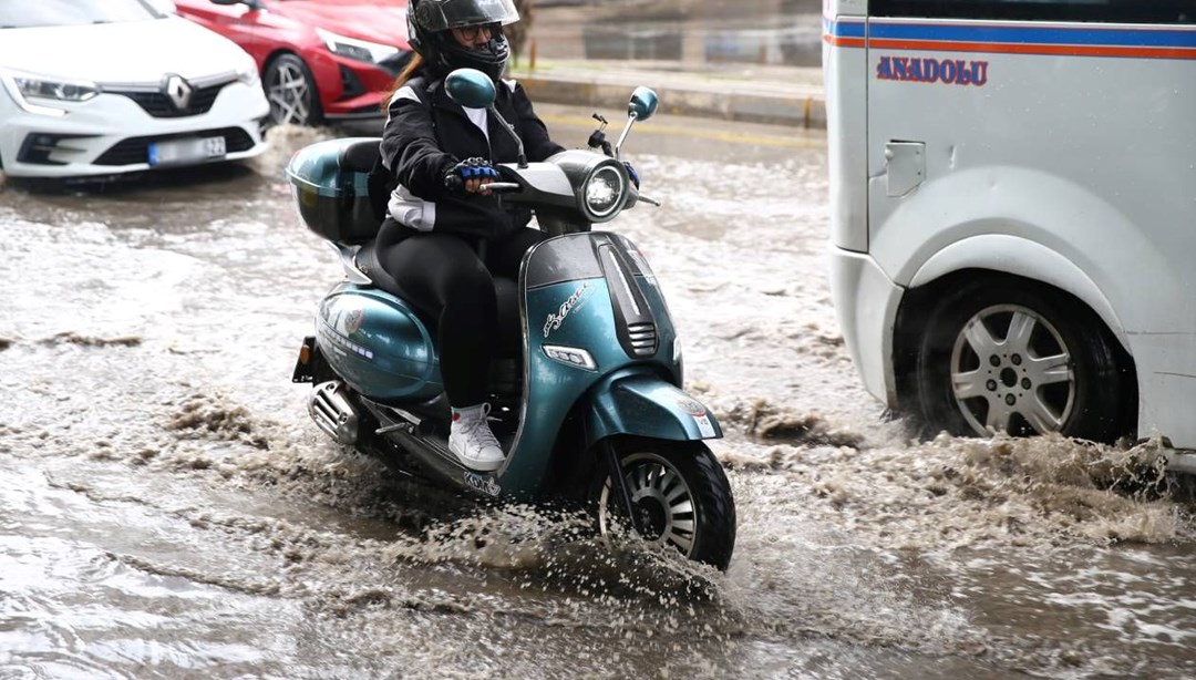Adana'da sağanak hayatı olumsuz etkiledi