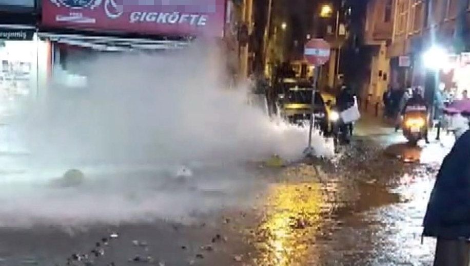 Kadıköy'de ana su şebekesi borusu patladı: 5 katlı bina tahliye edildi