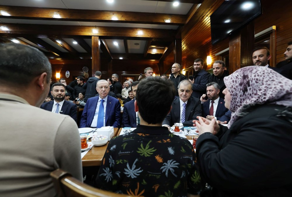 Cumhurbaşkanı Erdoğan geceyi dışarda geçiren vatandaşlarla sohbet etti 76 jZssIXARuE EytCU EYdGA