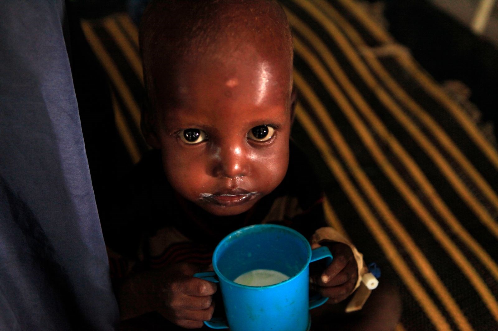 Голодный малыш. Голодающие дети Африки для детей. Голодающие дети Африки худые. Голодающие дти Африка голод. Гододаюшие дети Африка.