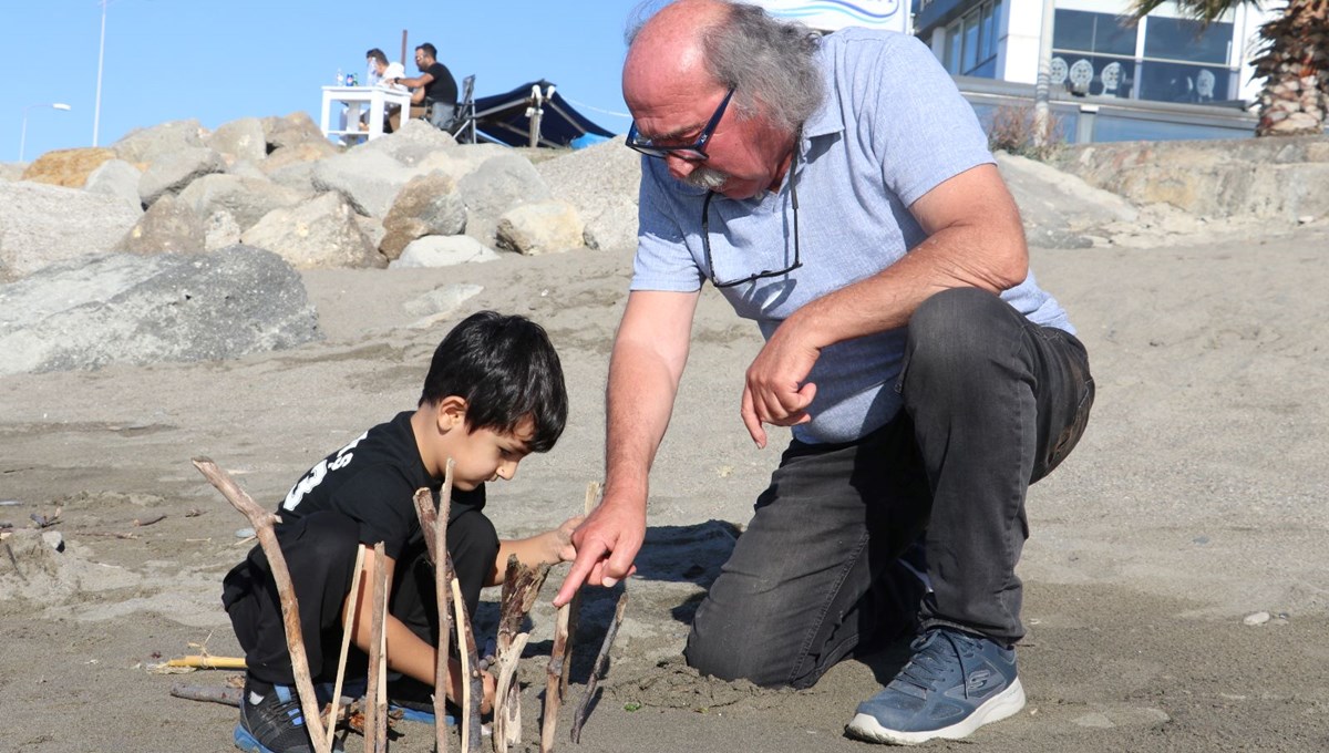 Deniz sahile sürüklüyor, o topluyor: Adeta bir sanat eserine dönüştürüyor