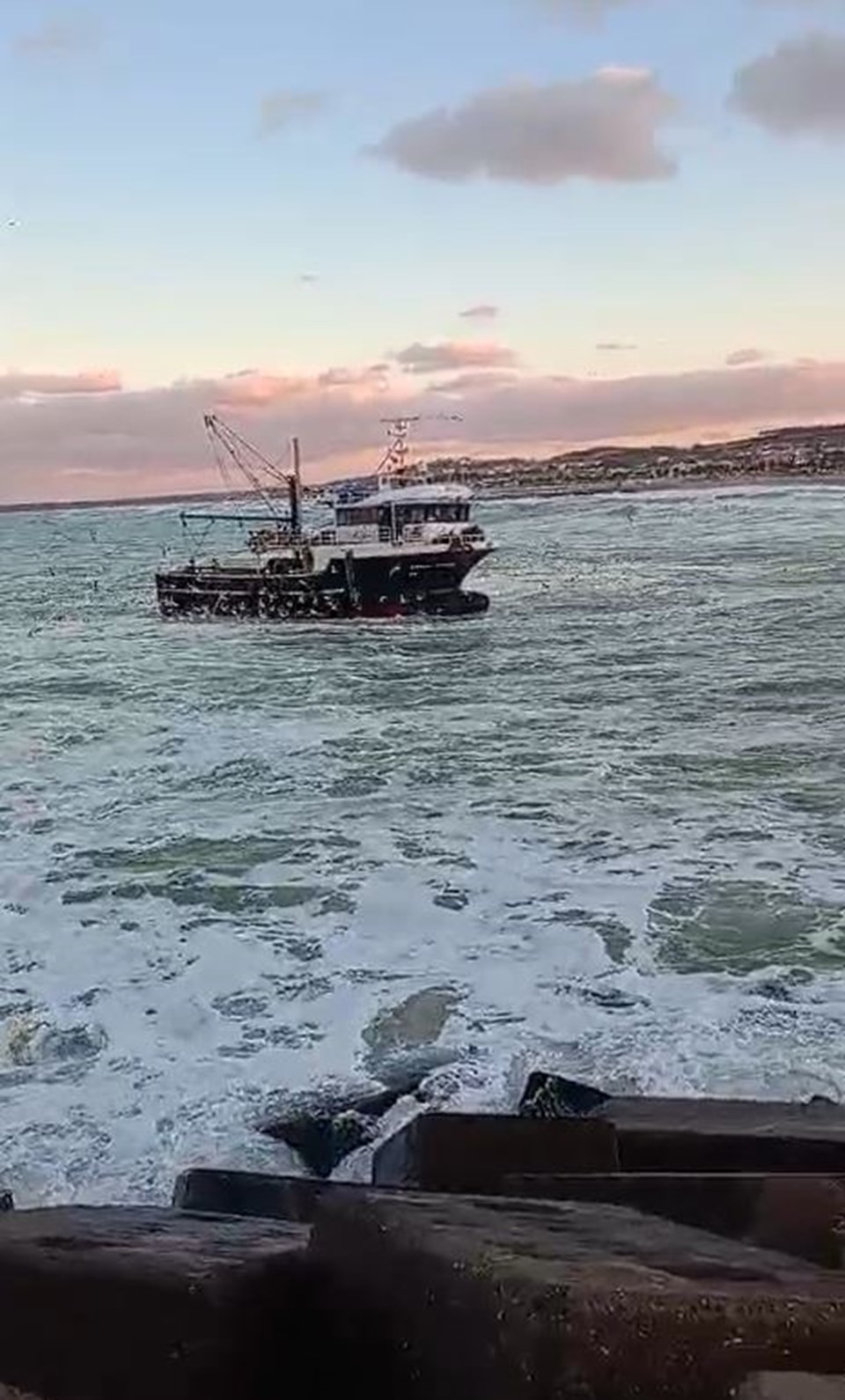 İstanbul’da balıkçıların dalgalarla mücadelesi: Dönüş yolunda zor anlar yaşadılar - 1