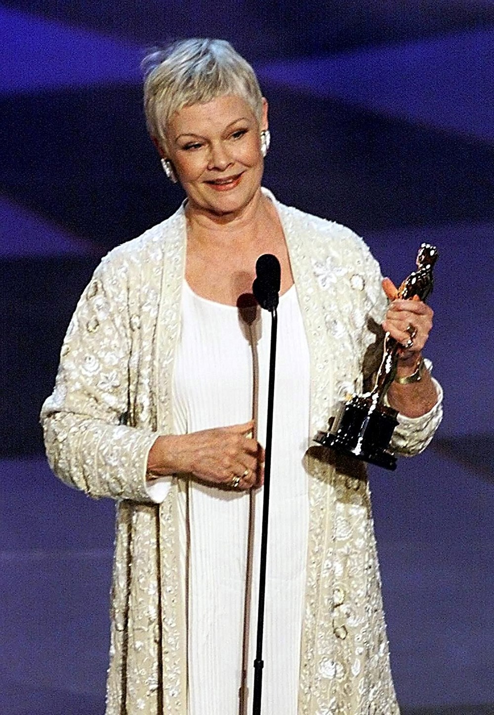 Oscar'lı oyuncu Judi Dench emekli olabileceğinin sinyallerini verdi - 2