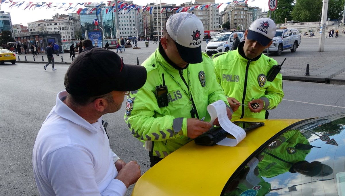 Taksim'de taksilere araç içi kamera denetimi: Binlerce lira ceza kesildi