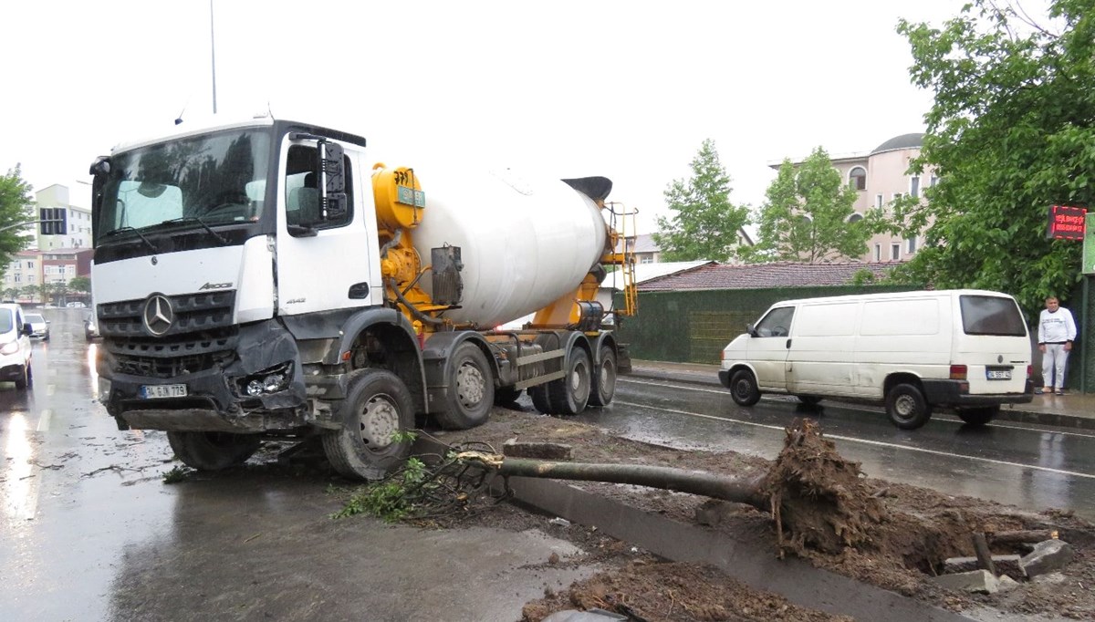 İstanbul'da beton mikseri karşı şeride geçti İstanbul'da beton mikseri karşı şeride geçti