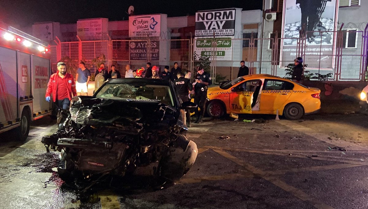 Başakşehir’de kırmızı ışık ihlali yapan taksi otomobille çarpıştı: 10 yaralı Başakşehir’de kırmızı ışık ihlali yapan taksi otomobille çarpıştı: 10 yaralı