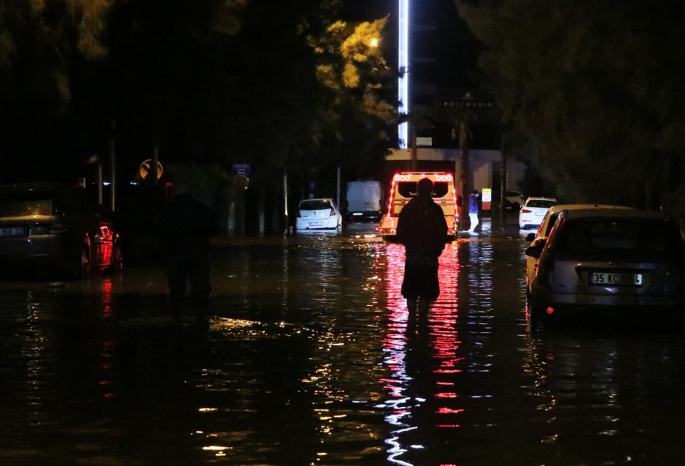 İzmir'de yağışın ardından denizin taşması sonucu araçlar su altında kaldı - 4
