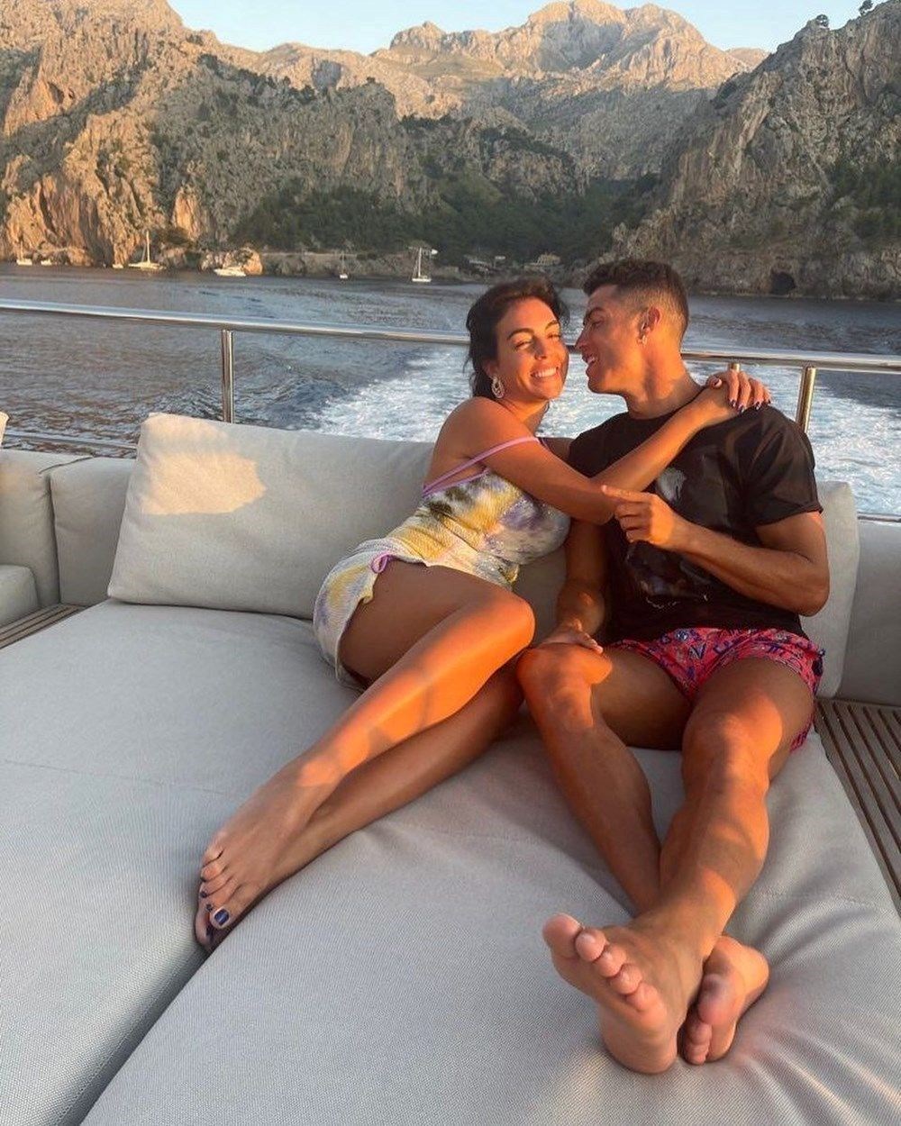Cristiano Ronaldo'nun nişanlısı Georgina Rodriguez'e akrabaları ateş püskürdü: Sonradan görme! - 5