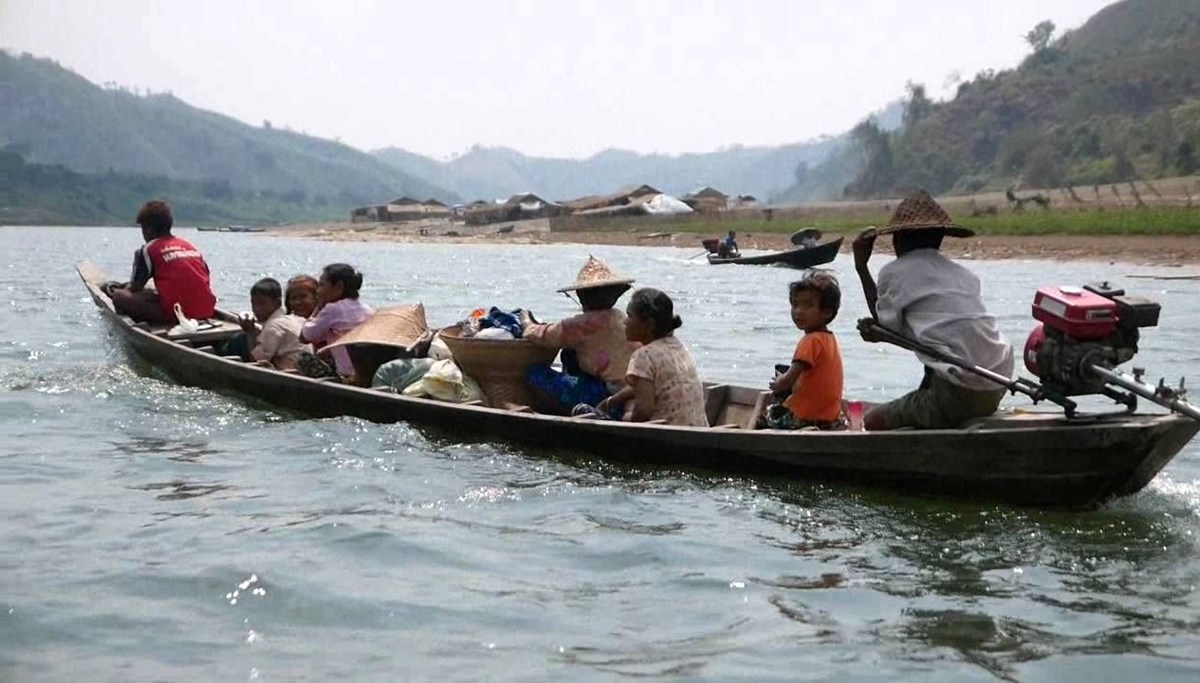 Myanmar'da batmak üzere olan mülteci teknesinden 154 Arakanlı kurtarıldı Myanmar'da batmak üzere olan mülteci teknesinden 154 Arakanlı kurtarıldı