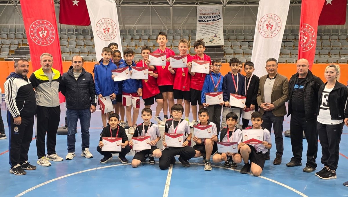 Erzincanlı badmintoncular Bayburt’ta grup birincisi oldu