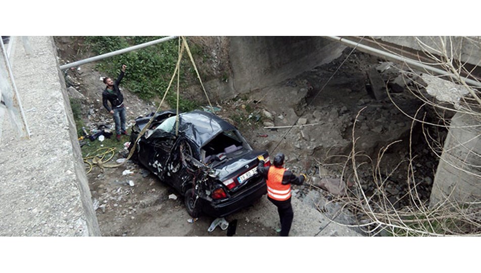 Otomobil köprüden uçtu: 2 ölü, 2 yaralı