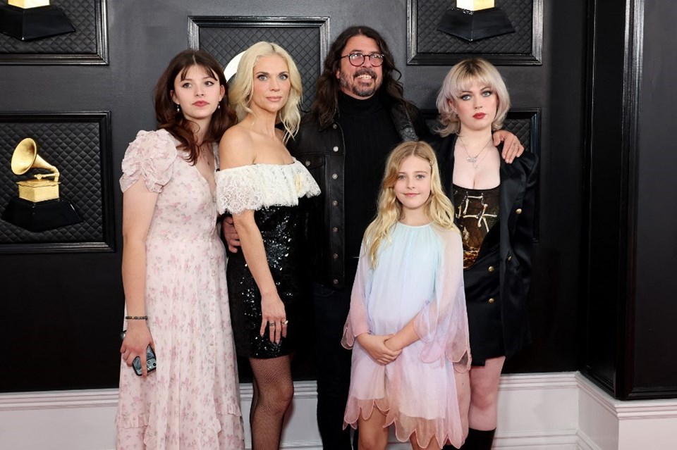 Ünlü müzisyen Dave Grohl sosyal medyadan itiraf etti: Evlilik dışı bir kızım oldu - 1