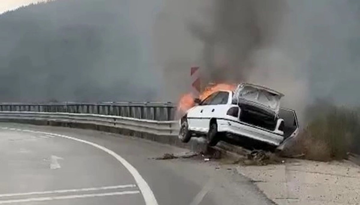 Bursa'da bariyere çarpan otomobil yandı: O anlar kamerada