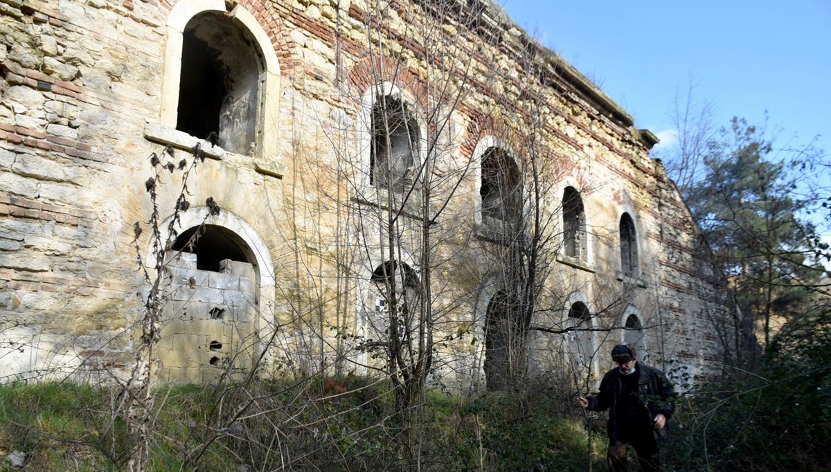 Asırlık cephanelik binası, definecilerin hedefi oldu