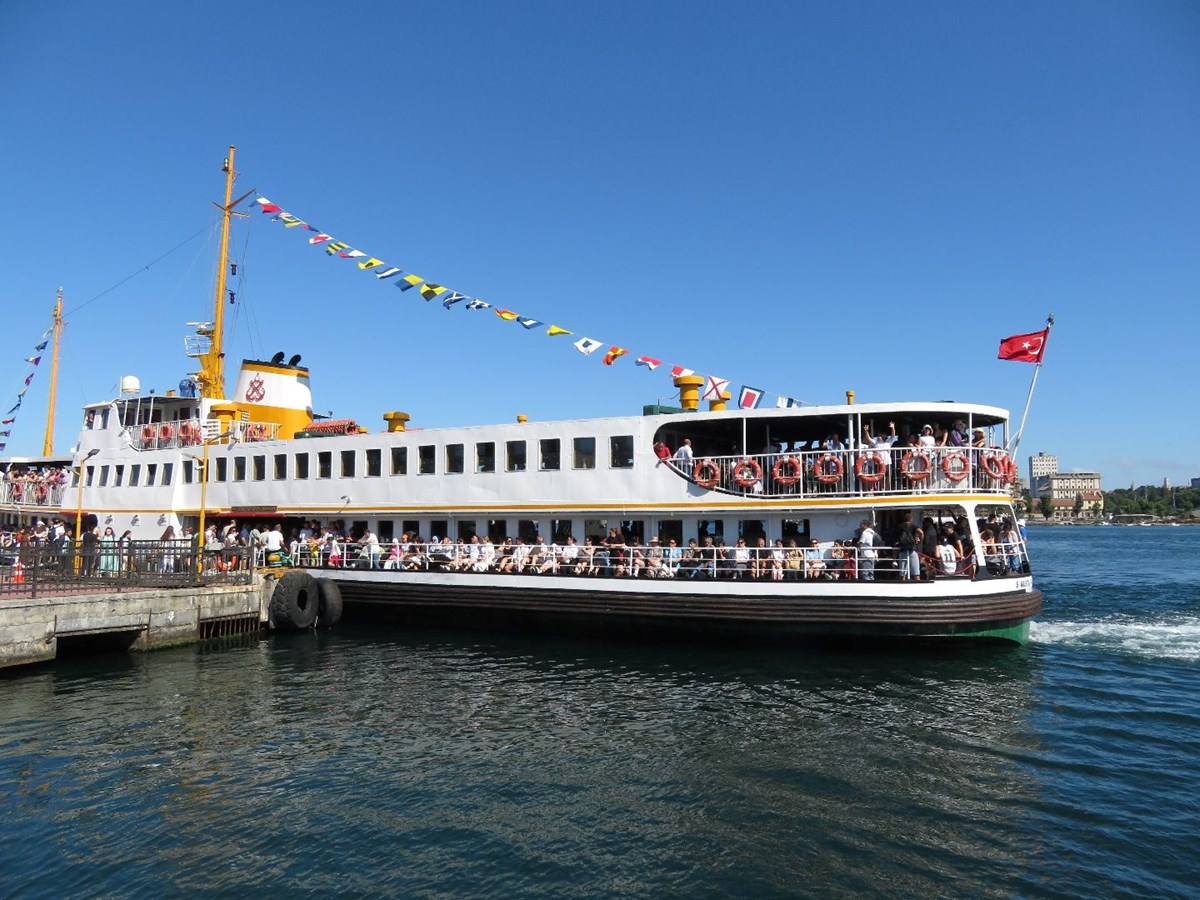 Bayram tatilinde Adalar'a akın: Vapur iskelelerinde metrelerce kuyruk