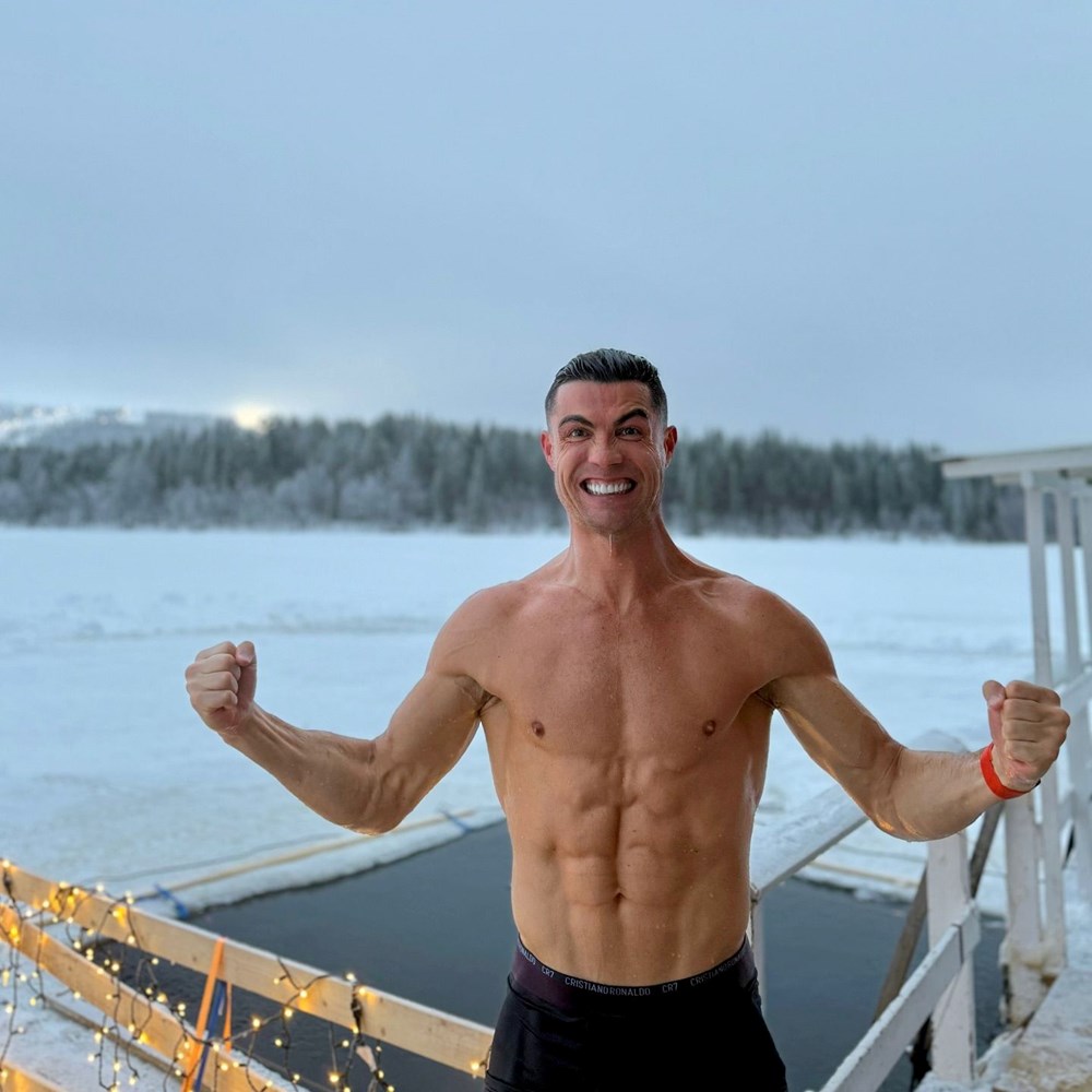 Cristiano Ronaldo'nun ailesiyle Noel keyfi: Eksi 20 derecede havuza daldı! - 7