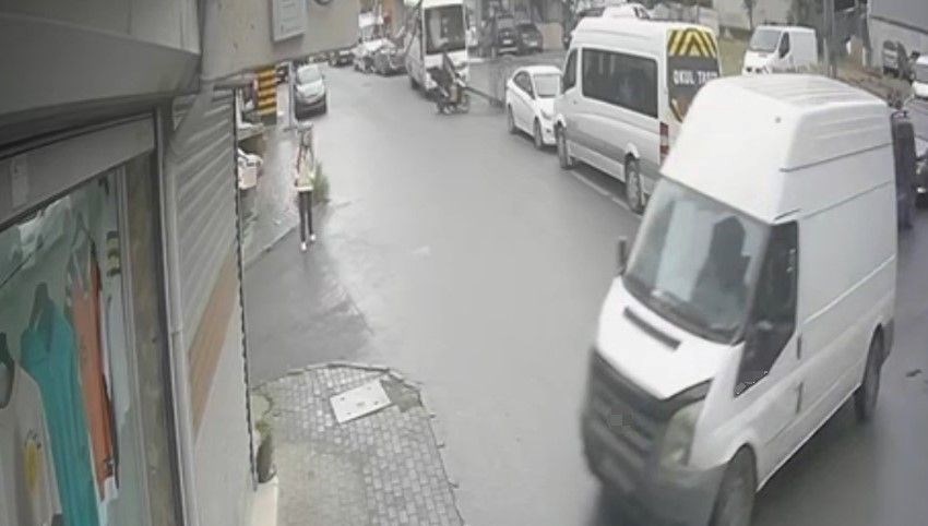 Avcılar'da freni boşalan panelvan dükkana daldı