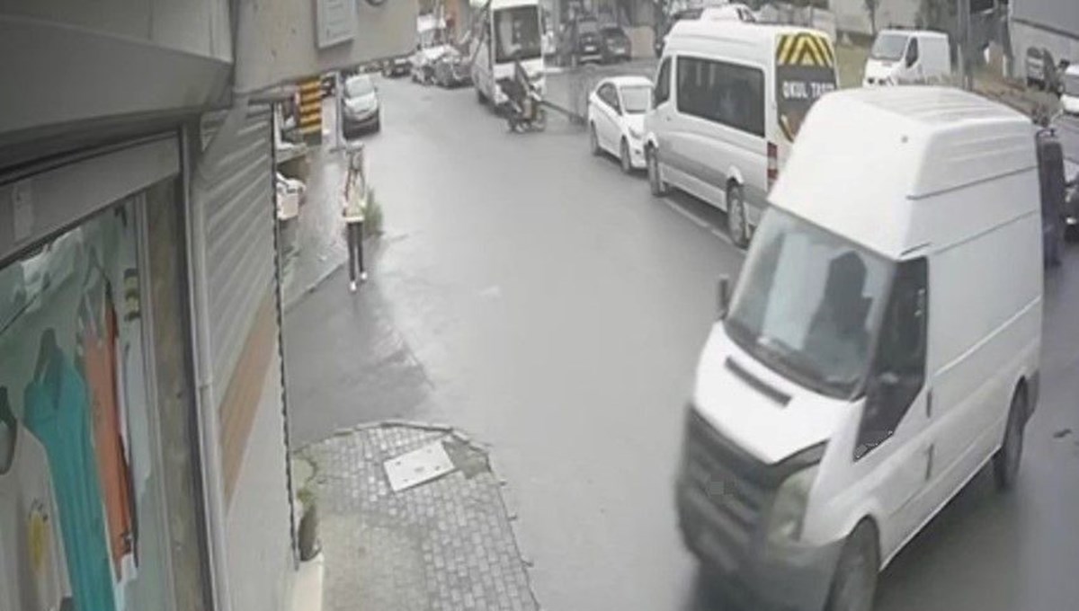 Avcılar'da freni boşalan panelvan dükkana daldı Avcılar'da freni boşalan panelvan dükkana daldı