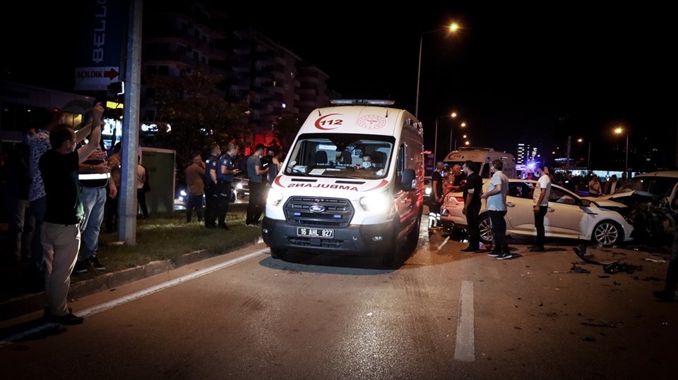 Alkollü sürücü uygulama noktasına daldı: İkisi polis dört yaralı - 2