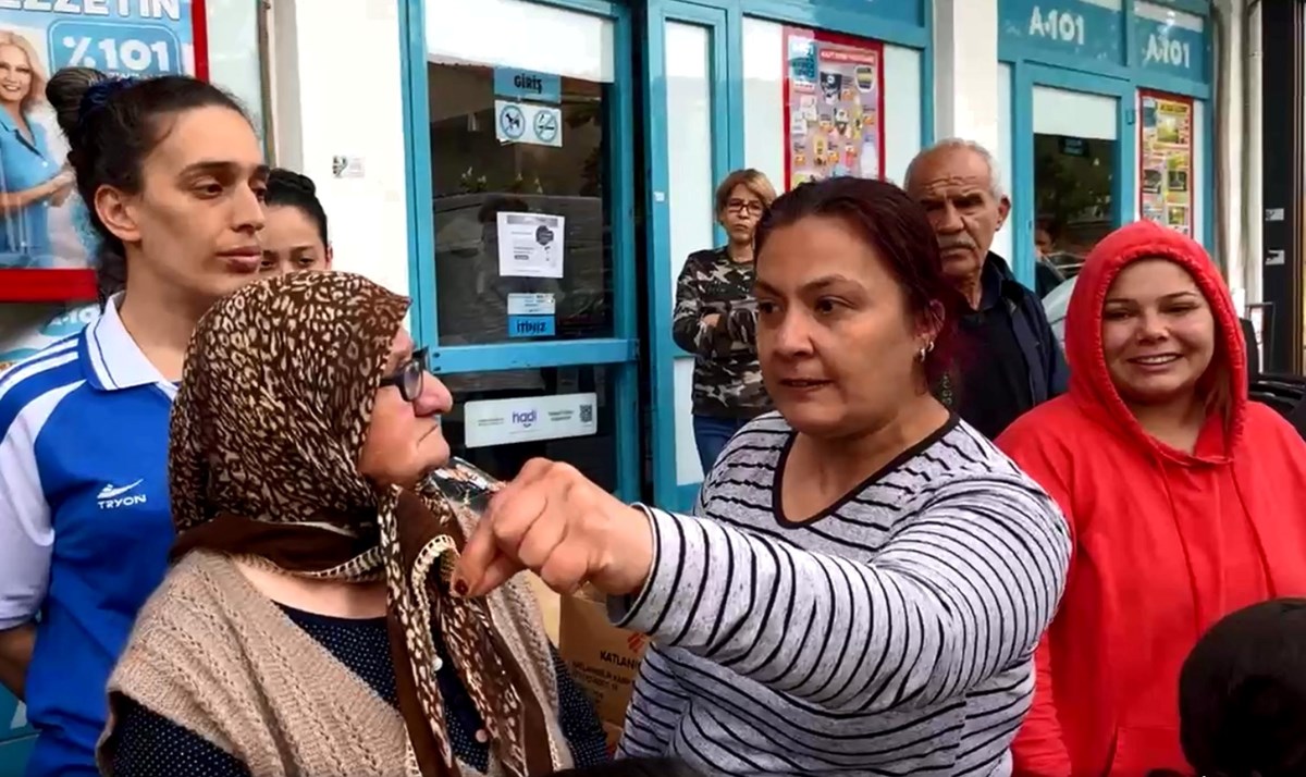 Depremzedelerde kendilerine verilen hizmetin sonlandırılmasına tepki gösterdi.