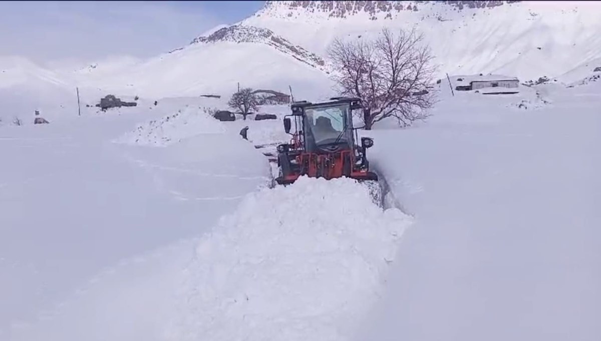 Şırnak'ta 20 yerleşim yerinin yolu kardan kapandı