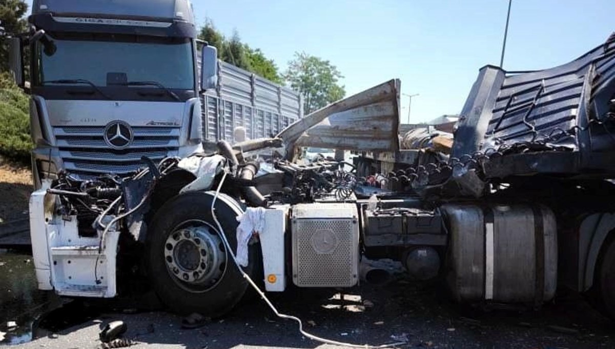 Otoyolda feci TIR kazası: Kupa koptu Otoyolda feci TIR kazası: Kupa koptu