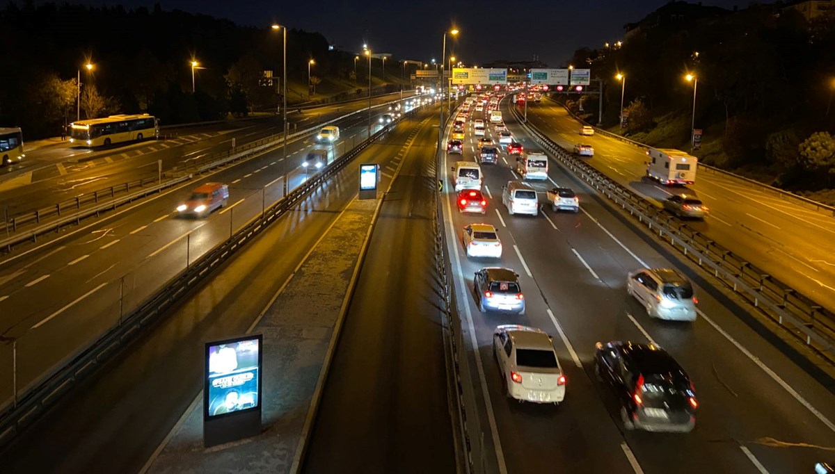 İstanbul’da okullar açıldı, trafik yoğunluğu başladı İstanbul’da okullar açıldı, trafik yoğunluğu başladı