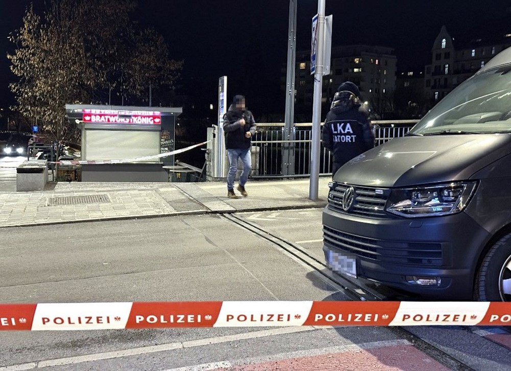 Avusturya'da kan donduran saldırı: 7 kişiyi bıçakladı, oturup güldü - 1
