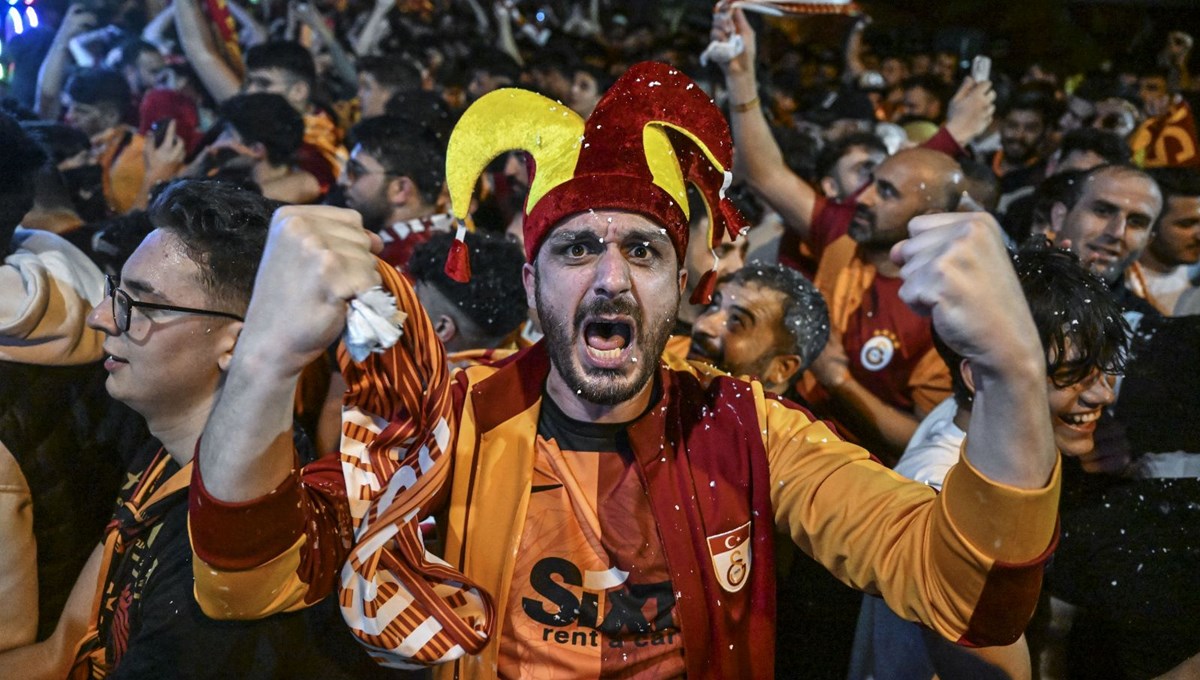 Galatasaray şampiyon oldu taraftar sokağa döküldü