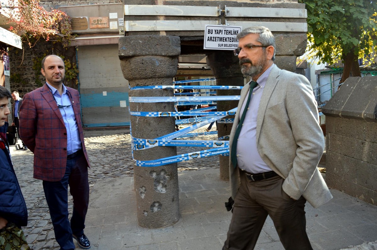 Elçi, saldırı öncesinde basın açıklaması yapıyordu. Elçi, saldırı öncesinde basın açıklaması yapıyordu.