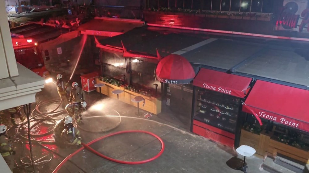 Üsküdar'da yangın: Kafe alev alev yandı - 1