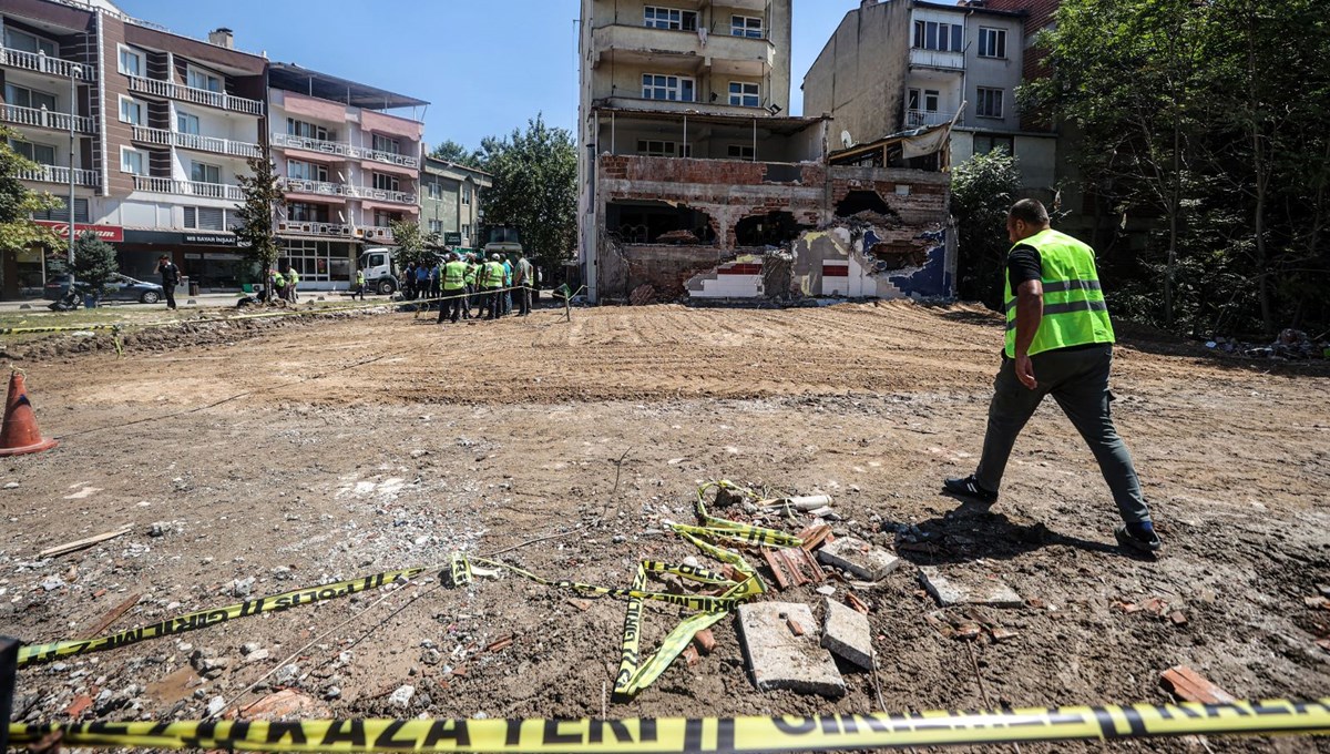Depremde yıkılan binanın enkazı kaldırıldı