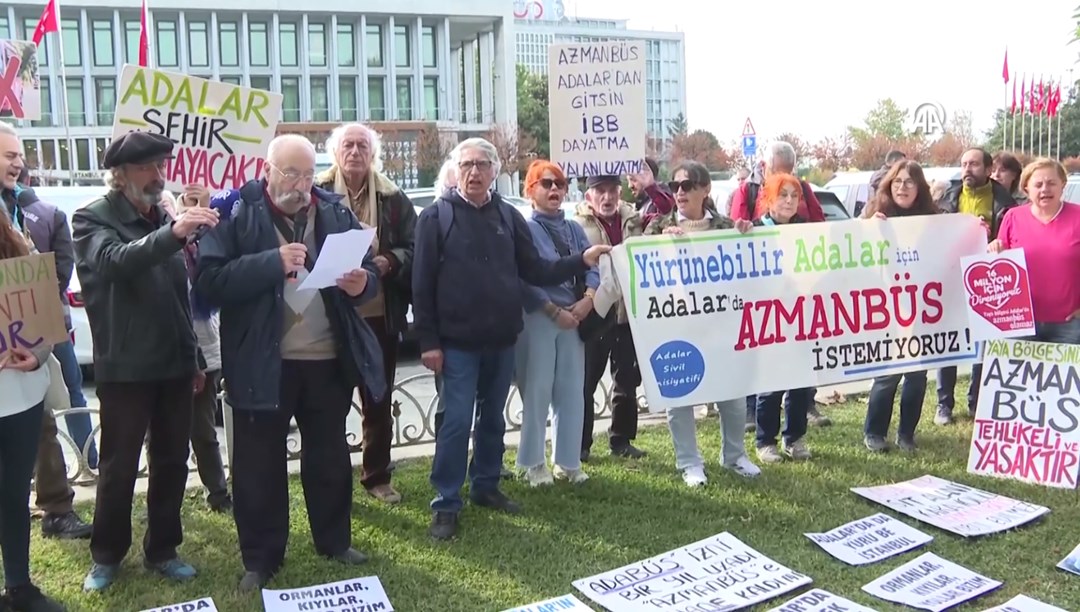 İBB önünde "azmanbüs" eylemi