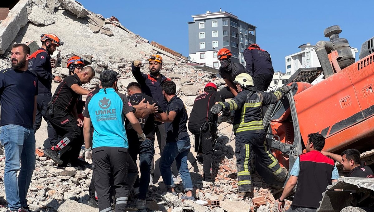İş makinesi böyle enkaz altında kaldı