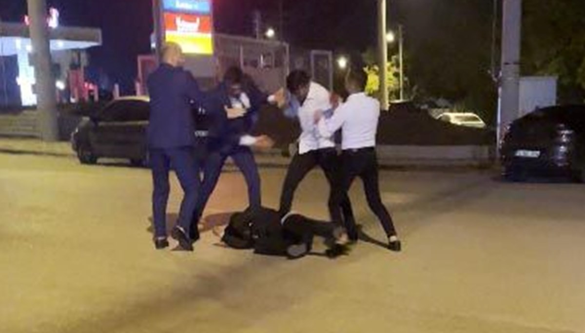 Düğün salonu önünde tekme tokat kavga Düğün salonu önünde tekme tokat kavga