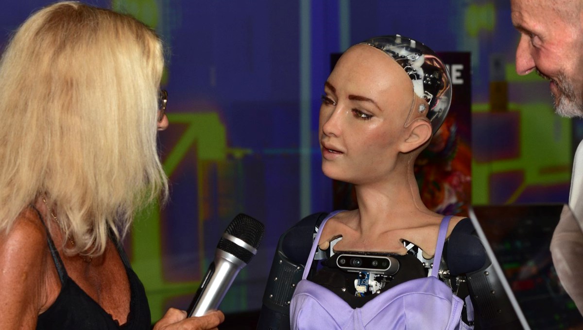 Robot Sophia ve Oğuzhan Uğur arasındaki diyaloglar sosyal medyaya damga vurdu (Robot Sophia ne zaman, hangi ülkede, kim tarafından yapıldı?)