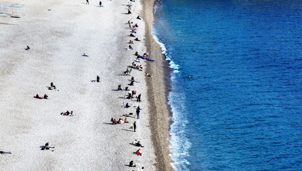 Antalya'da kışın ortasında deniz keyfi